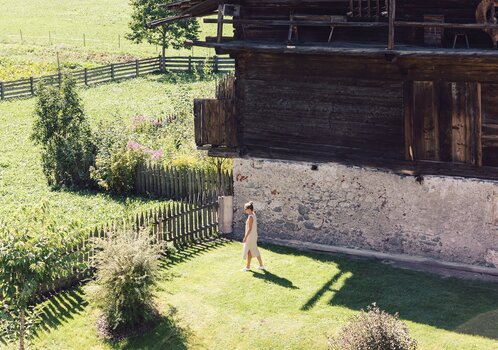 Hotel 3 stelle Valle Aurina ? Giardino con fienile